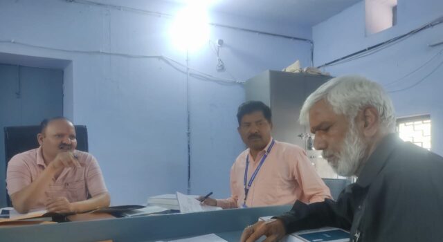 *चमोली 19 जून,2024 (सू.वि.)* बुधवार को बद्रीनाथ विधानसभा उप चुनाव में तीन प्रत्याशियों ने नामांकन पत्र लिए। एआरओ बद्रीनाथ राजकुमार पाण्डेय ने बताया कि आज उत्तराखण्ड क्रान्ति दल के बच्चीराम उनियाल, निर्दलीय मुकुन्द सिंह व निर्दलीय विरेन्द्रपाल सिंह ने नामांकन पत्र लिए। वहीं अब तक 10 प्रत्याशी नामांकन पत्र ले चुके हैं जिसमें भाजपा के प्रत्याशी राजेन्द्र भण्डारी, कांग्रेस के लखपत बुटोला, सैनिक समाज पार्टी के हिम्मत सिंह, आम आदमी पार्टी के दिलवर सिंह फर्स्वाण, निर्दलीय सुनील हटवाल, देवेन्द्र सिंह राणा व नवल खाली यूकेडी के बच्चीराम उनियाल,निर्दलीय मुकुन्द सिंह व निर्दलीय विरेन्द्रपाल सिंह ने नामांकन पत्र लिया है। वहीं अभी किसी भी प्रत्याशी ने नामांकन पत्र जमा नहीं किया है