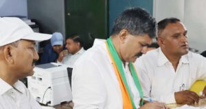 भाजपा प्रत्याशी ने किया नामांकन