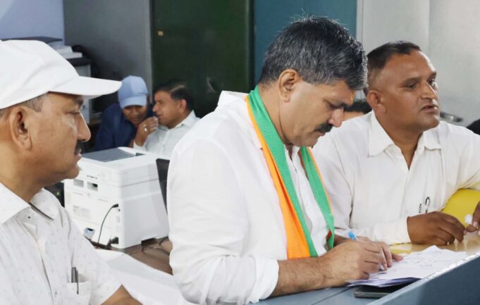 भाजपा प्रत्याशी ने किया नामांकन