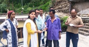 आपदा प्रभावित परिवारों को बांटी अहैतुक सहायता राशि