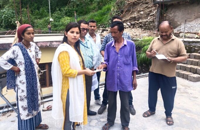 आपदा प्रभावित परिवारों को बांटी अहैतुक सहायता राशि