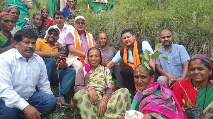 “एक पेड़ माँ के नाम” अभियान के तहत ग्राम सेलंग में व्यापक वृक्षारोपण