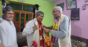 बद्रीनाथ उप चुनाव के बीच कांग्रेस -भाजपा के वरिष्ठ जनों की मुलाकात