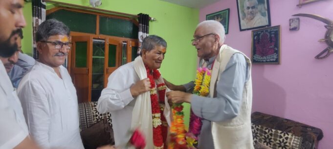 बद्रीनाथ उप चुनाव के बीच कांग्रेस -भाजपा के वरिष्ठ जनों की मुलाकात