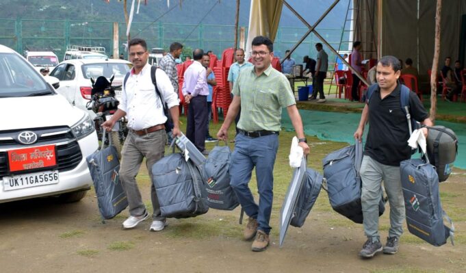 बद्रीनाथ विधानसभा के दूरस्थ बूथों की 17 पोलिंग पार्टियां हुई रवाना।