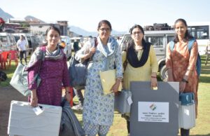 उप चुनाव के लिए सभी पोलिंग पार्टियां हुई रवाना।