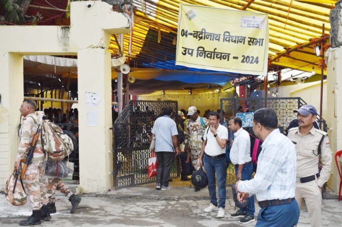 ईवीएम मशीनें स्ट्रांग रूम में सील। थ्री लेयर सुरक्षा घेरे में रहेगा स्ट्रांग रूम।