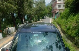 सरकारी आवास के समीप टूटे गाड़ियों के शीशे, कर्मचारियों ने एसपी चमोली को दी लिखित शिकायत