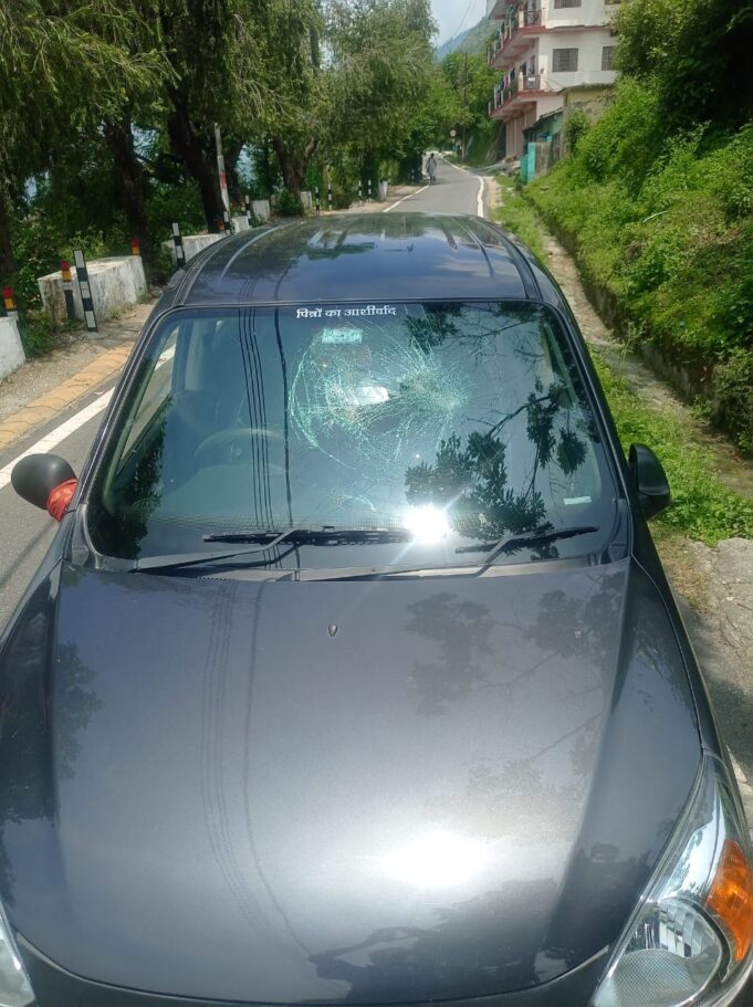 सरकारी आवास के समीप टूटे गाड़ियों के शीशे, कर्मचारियों ने एसपी चमोली को दी लिखित शिकायत