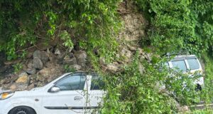 गोपेश्वर में मलबे की चपेट में आये 2वाहन पुलिस मौके पर