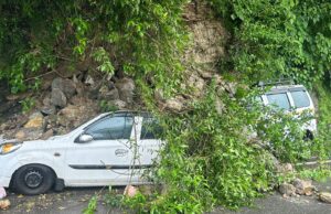 गोपेश्वर में मलबे की चपेट में आये 2वाहन पुलिस मौके पर