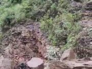 कुहेड मथरपाल सड़क पर गरमथा के पास आया मलबा, आवागमन ठप्प