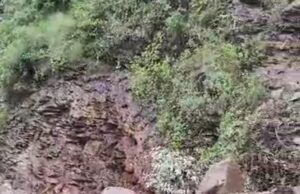 कुहेड मथरपाल सड़क पर गरमथा के पास आया मलबा, आवागमन ठप्प