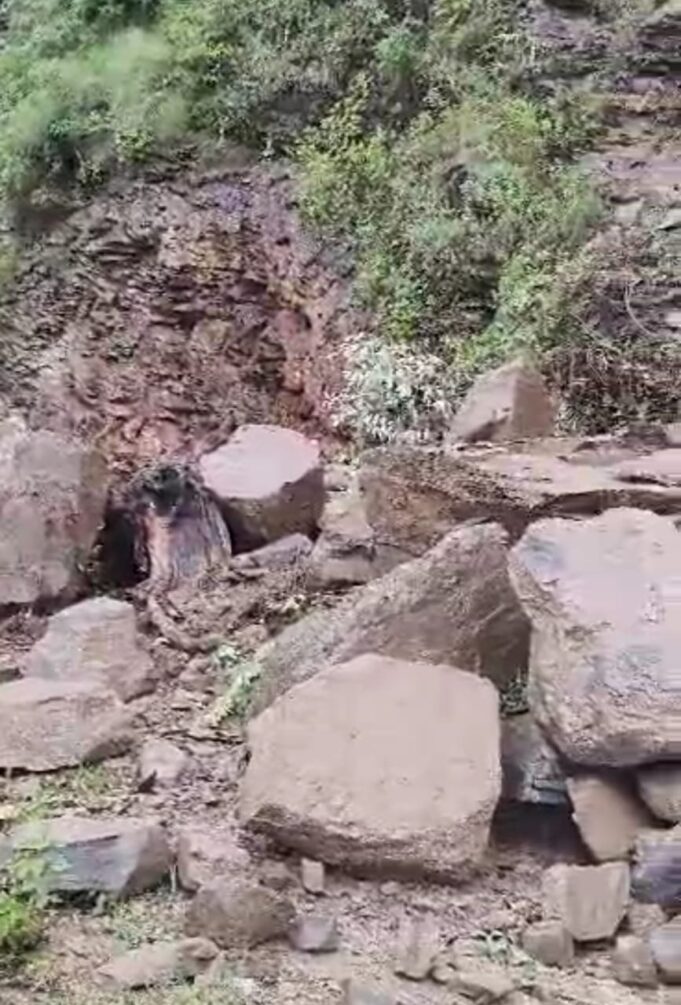 कुहेड मथरपाल सड़क पर गरमथा के पास आया मलबा, आवागमन ठप्प