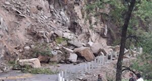 केदारनाथ मार्ग पर फाटा के पास आया मलबा, वाहनों को सुरक्षित स्थानों पर रोका गया