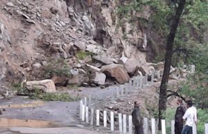 केदारनाथ मार्ग पर फाटा के पास आया मलबा, वाहनों को सुरक्षित स्थानों पर रोका गया
