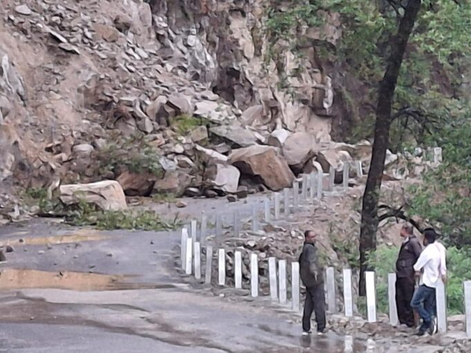 केदारनाथ मार्ग पर फाटा के पास आया मलबा, वाहनों को सुरक्षित स्थानों पर रोका गया