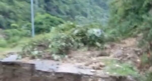 काण्डई पुल के पास सडक ध्वस्त, विकासनगर घाट का आवागमन ठप्प