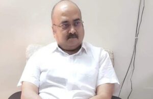 घूस लेते हुए आबकारी अधिकारी गिरफ्तार