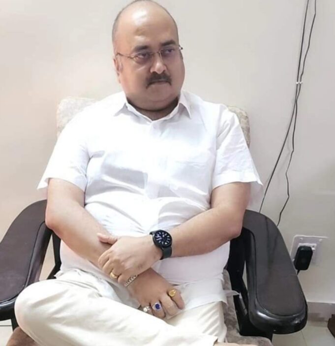 घूस लेते हुए आबकारी अधिकारी गिरफ्तार