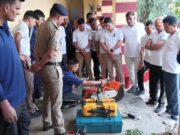 प्रभारी फायर स्टेशन गोपेश्वर द्वारा पुलिस लाईन गोपेश्वर के कर्मियों को दिया गया एक दिवसीय आपदा उपकरणों की जानकारी व राहत एवं बचाव कार्यों का प्रशिक्षण