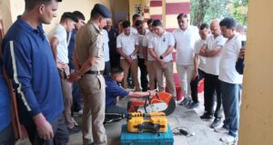 प्रभारी फायर स्टेशन गोपेश्वर द्वारा पुलिस लाईन गोपेश्वर के कर्मियों को दिया गया एक दिवसीय आपदा उपकरणों की जानकारी व राहत एवं बचाव कार्यों का प्रशिक्षण