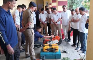 प्रभारी फायर स्टेशन गोपेश्वर द्वारा पुलिस लाईन गोपेश्वर के कर्मियों को दिया गया एक दिवसीय आपदा उपकरणों की जानकारी व राहत एवं बचाव कार्यों का प्रशिक्षण