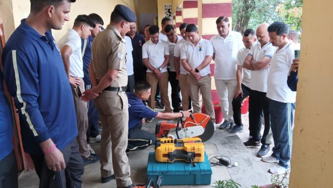 प्रभारी फायर स्टेशन गोपेश्वर द्वारा पुलिस लाईन गोपेश्वर के कर्मियों को दिया गया एक दिवसीय आपदा उपकरणों की जानकारी व राहत एवं बचाव कार्यों का प्रशिक्षण