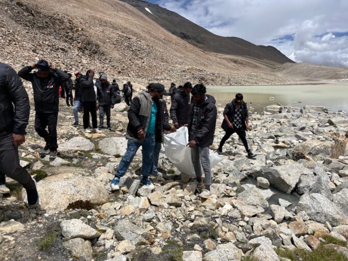 बदरीनाथ नगर पंचायत ने सीमा क्षेत्र की चौकियों पर चलाया सफाई अभियान