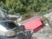 पुलना में पहाड़ी से टूटकर आये बोल्डर, भारी नुकसान