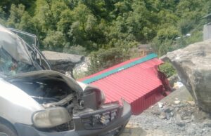 पुलना में पहाड़ी से टूटकर आये बोल्डर, भारी नुकसान