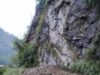 चट्टान की चपेट में आये स्कूटी सवार एक की मौत,दो गंभीर रूप से घायल