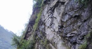 चट्टान की चपेट में आये स्कूटी सवार एक की मौत,दो गंभीर रूप से घायल