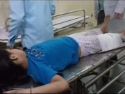 वाहन ने मारी टक्कर पति की मौत पत्नी बच्चे गम्भीर घायल