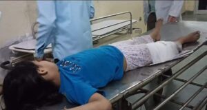 वाहन ने मारी टक्कर पति की मौत पत्नी बच्चे गम्भीर घायल