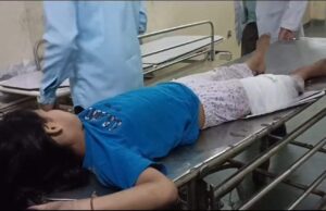 वाहन ने मारी टक्कर पति की मौत पत्नी बच्चे गम्भीर घायल