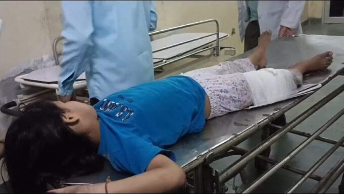 वाहन ने मारी टक्कर पति की मौत पत्नी बच्चे गम्भीर घायल