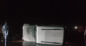 यहां बीच सड़क पर पलट गया वाहन,सभी सुरक्षित