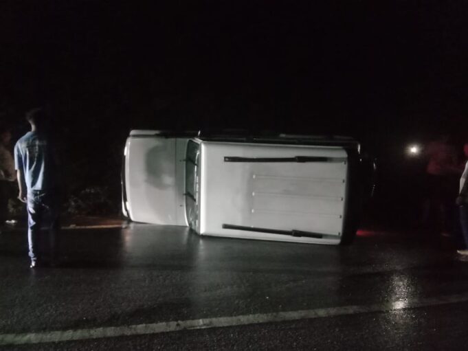 यहां बीच सड़क पर पलट गया वाहन,सभी सुरक्षित