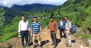 डूमक गांव में चल रहे आंदोलन के बीच पहुचा प्रशासन