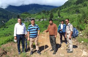 डूमक गांव में चल रहे आंदोलन के बीच पहुचा प्रशासन