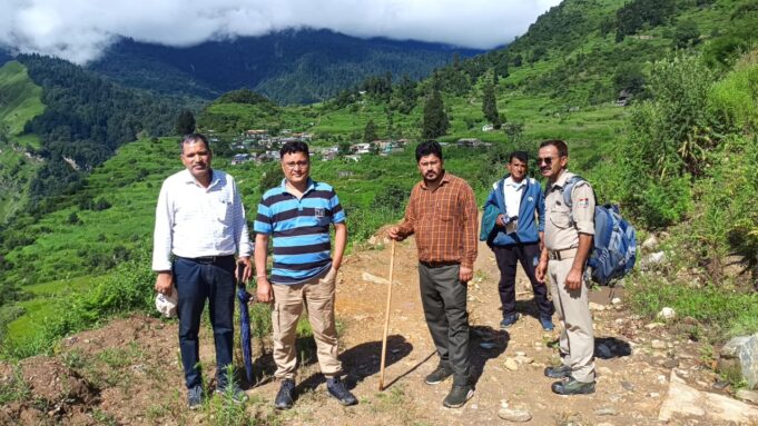 डूमक गांव में चल रहे आंदोलन के बीच पहुचा प्रशासन