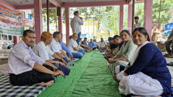 गौचर नगर की विभिन्न समस्याओं के समाधान के लिये क्रमिक अनशन शुरू