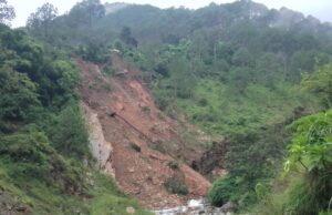 घुड़साल कमेडा के 12 परिवार खतरे की जद में, प्रशासन से लगा रहे मदद की गुहार