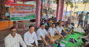 गौचर नगर में मूलभूत सुविधाओं के समाधान के लिये 16सूत्रीय मांगों को लेकर कांग्रेस का धरना जारी