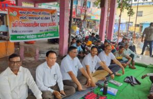 गौचर नगर में मूलभूत सुविधाओं के समाधान के लिये 16सूत्रीय मांगों को लेकर कांग्रेस का धरना जारी