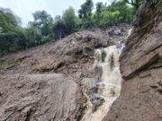 बादल फटने से भारी तबाही, 40 मीटर बही सड़क