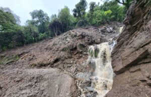 बादल फटने से भारी तबाही, 40 मीटर बही सड़क