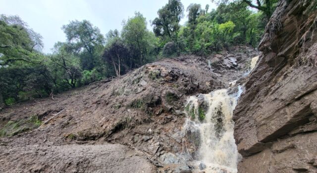 बादल फटने से भारी तबाही, 40 मीटर बही सड़क