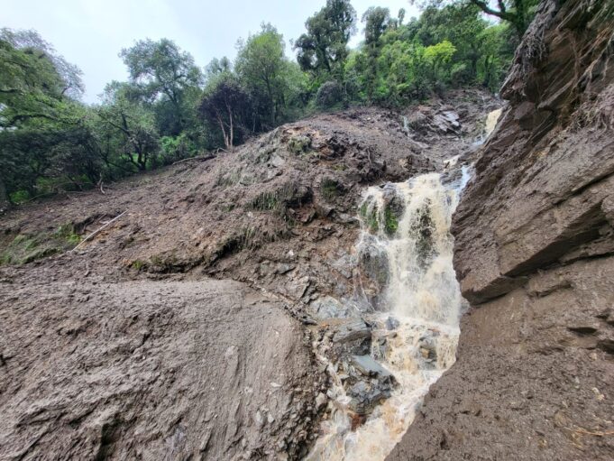 बादल फटने से भारी तबाही, 40 मीटर बही सड़क